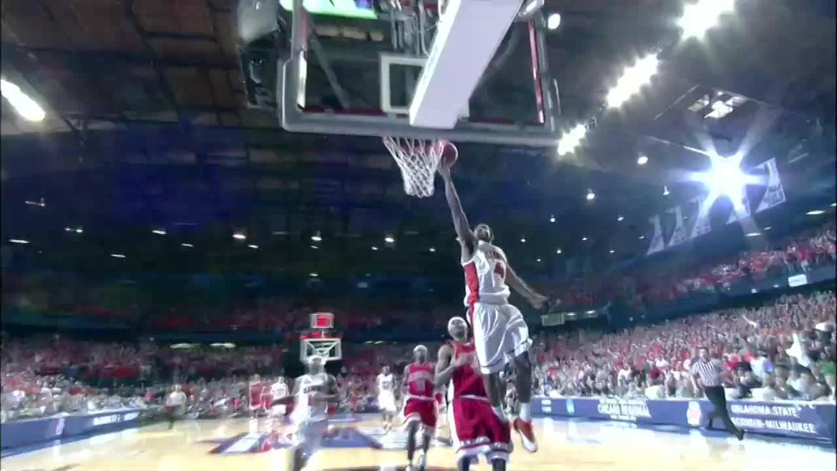 Kids today will never understand how great Luther Head was 💯 We're taking a look back at the former star's clutch plays in Illinois Men's Basketball's iconic OT win over Arizona in the 2005 Elite Eight 👇 #B1GMBBall