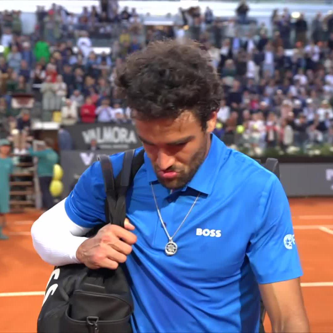 Qué pena ver así a Berrettini, tras otra retirada por lesión. “No me lo merezco”, le dice a su equipo, mientras sale entre lágrimas. 😢😢😢😢😢😢