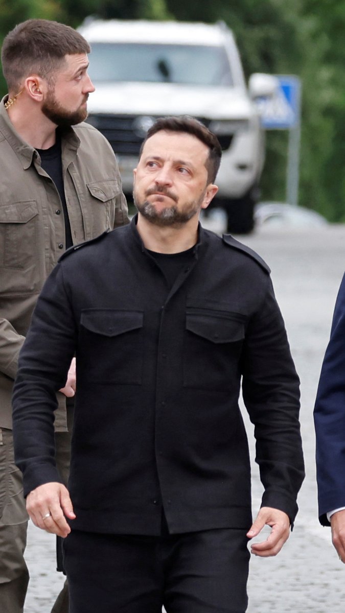 Can we all agree that President Zelenskyy is a better leader than the Tangerine Tyrant?
