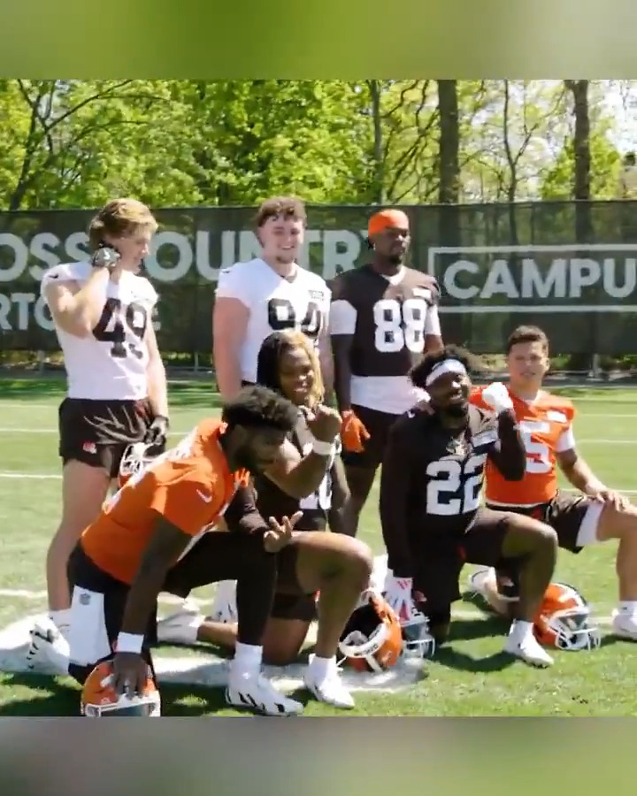 Browns rookies wanted Shedeur to bust out his "Perfect Timing" celebration but he wasn’t feeling it 😅 (via Cleveland Browns)