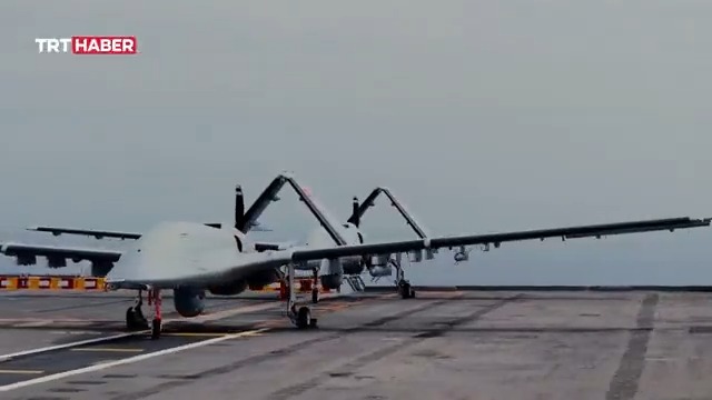 🇹🇷Semadan gemiye, gemiden hedefe… 🎯TCG Anadolu’dan havalanan iki Bayraktar TB3 SİHA, MAM-L mühimmatıyla hedefi tam isabetle vurdu.