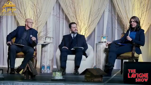 MUST WATCH “There’s a pretty epic battle coming, and we're prepared for it,” said Premier Danielle Smith, referencing the Liberals gun confiscation. Smith was also asked to update the Alberta Bill of Rights to better protect Albertans “right to bear arms,” from Ottawa. #cdnpoli