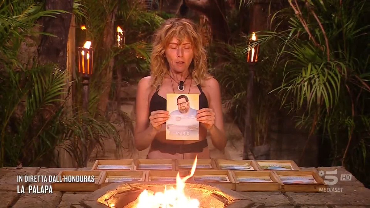 Loredana non condivide le idee di Mario e sceglie di nominarlo. #Isola