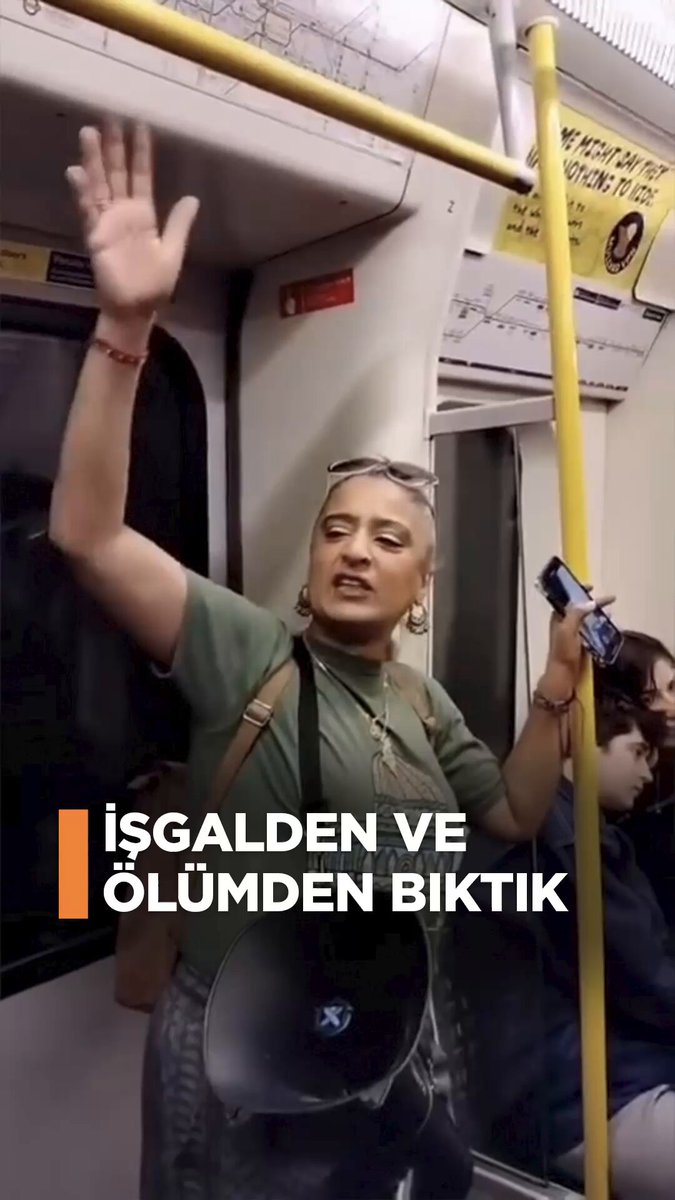 "BBC ve Sky News gerçeği söylemiyor... Filistinlilerin sesini dinleyin." 📽️ Gazze’deki so.yk.ı.rıma dikkat çeken İngiliz aktivist kadın, Londra metrosunda insanlara vicdan ve farkındalık çağrısı yaptı.