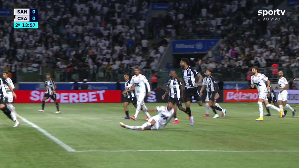 Santos reclamou de pênalti, mas a arbitragem mandou seguir e o VAR não chamou para revisão. Pênalti ou lance normal? 🎥 sportv | ge