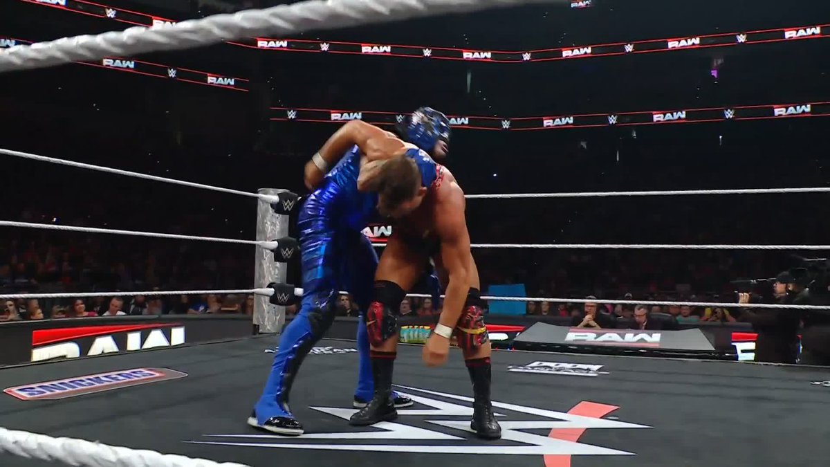 THIS IS AWE-SOME! 👏👏 👏👏👏 #WWERaw