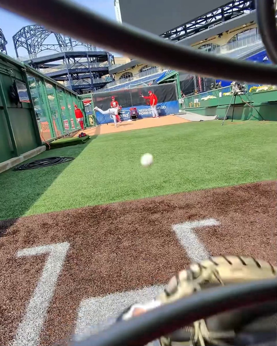 What it looks like to catch a bullpen session from an MLB pitcher 😮 (via drewrossi/TT)