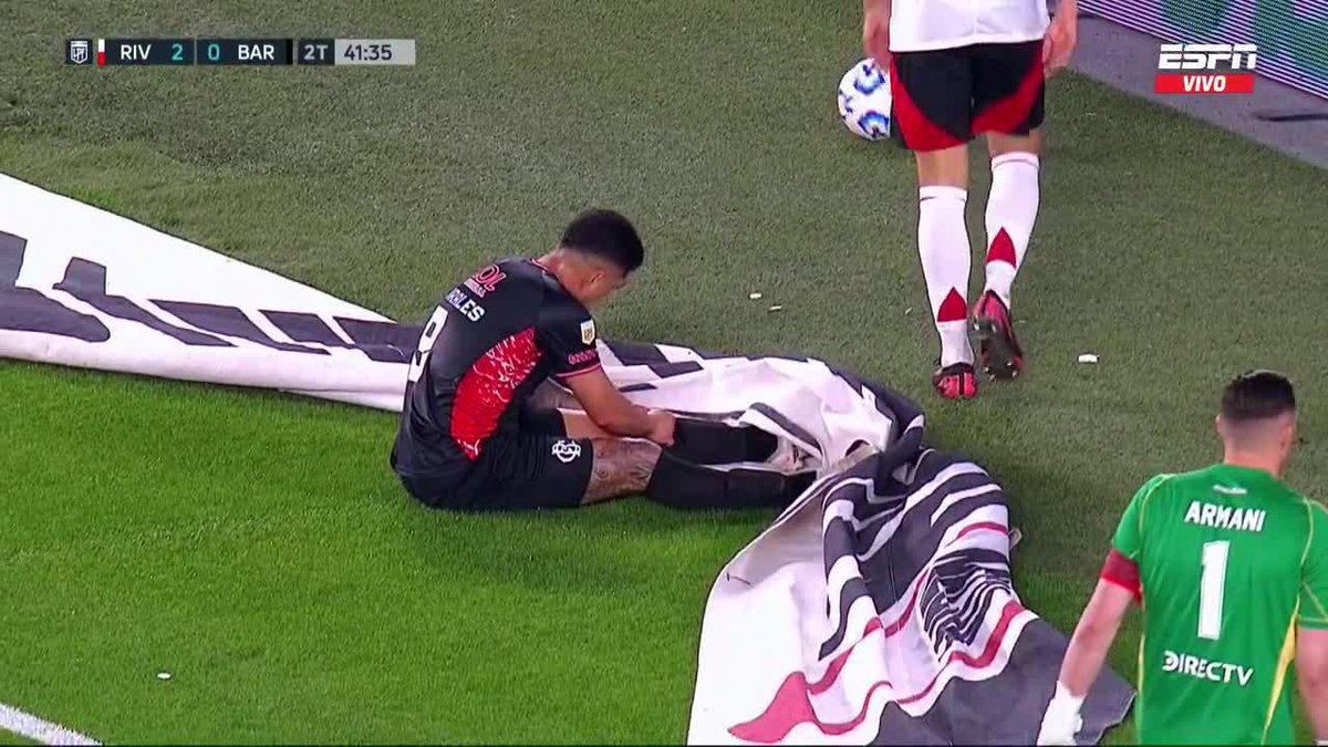 UN PARTIDO APARTE: el Toro Morales, quien llegó al Más Monumental con la misma gorra que Marcos Rojo, no pudo controlar la pelota y fue silbado por la gente de River.