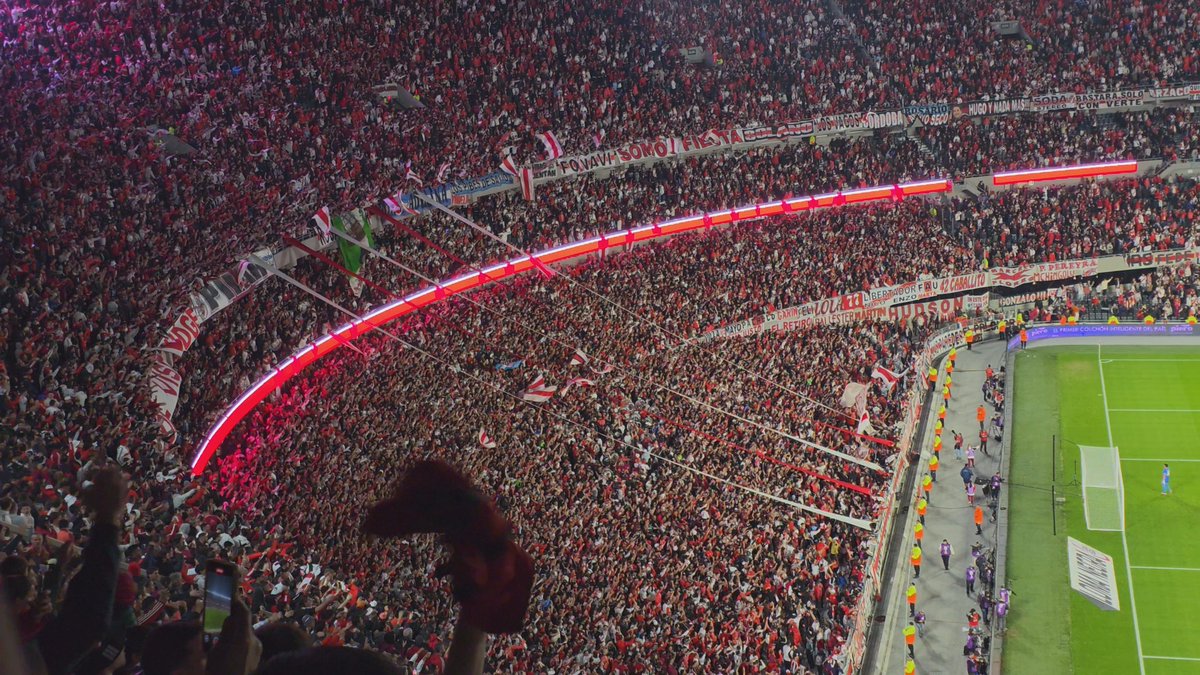 Lunes laborable, ante Barracas, y otra vez el estadio explotado con 85 mil personas. 🎥 Casitalb River Plate Videos
