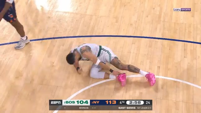 🏀 #NBA 😳 Fin de saison pour Jayson Tatum ? 💢 L'ailier des Celtics s'est écroulé en toute fin de match et a du quitter la salle en chaise roulante ! 👉 Des images terribles qui ne laissent rien présager de bon pour Boston dans ces Playoffs... #NBAextra