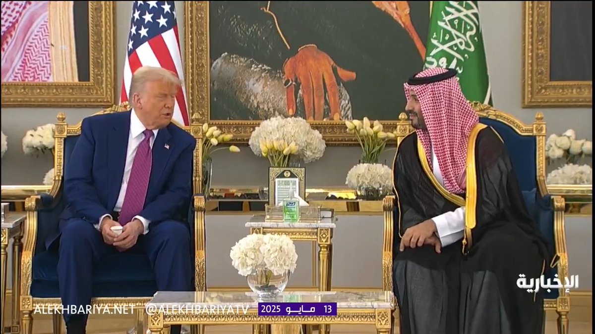 حديث جانبي بين #ولي_العهد الأمير محمد بن سلمان والرئيس الأميركي دونالد #ترمب أثناء احتساء القهوة السعودية #TrumpInKSA | #الرئيس_الأمريكي_في_المملكة