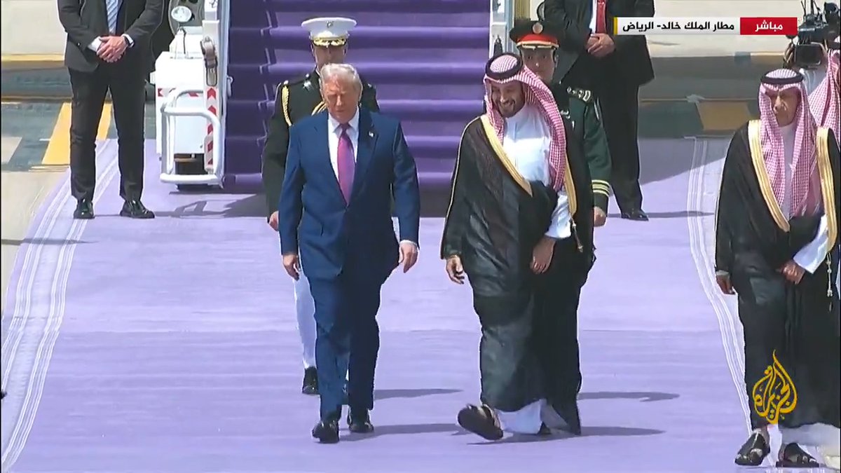 ولي العهد السعودي يستقبل الرئيس الأمريكي دونالد ترمب في مستهل زيارته للسعودية ضمن جولة إقليمية #الأخبار