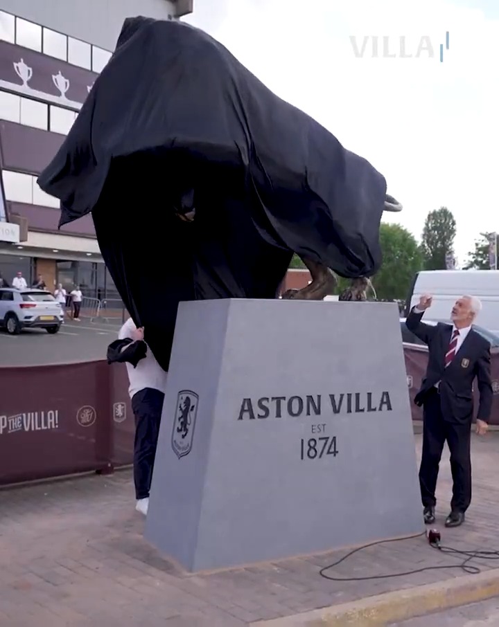 "I really think she's encapsulated everything that Aston Villa stands for." A special statue for a special club 💜