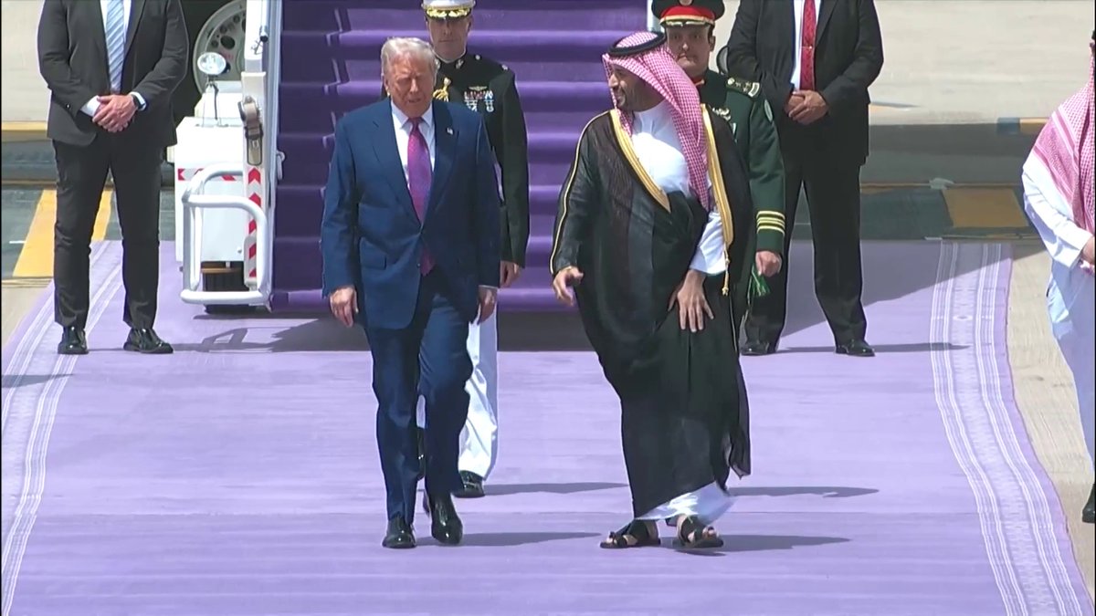 فيديو | مراسم استقبال #ولي_العهد الأمير #محمد_بن_سلمان للرئيس الأميركي دونالد #ترمب في الرياض #TrumpInKSA | #الرئيس_الأمريكي_في_المملكة
