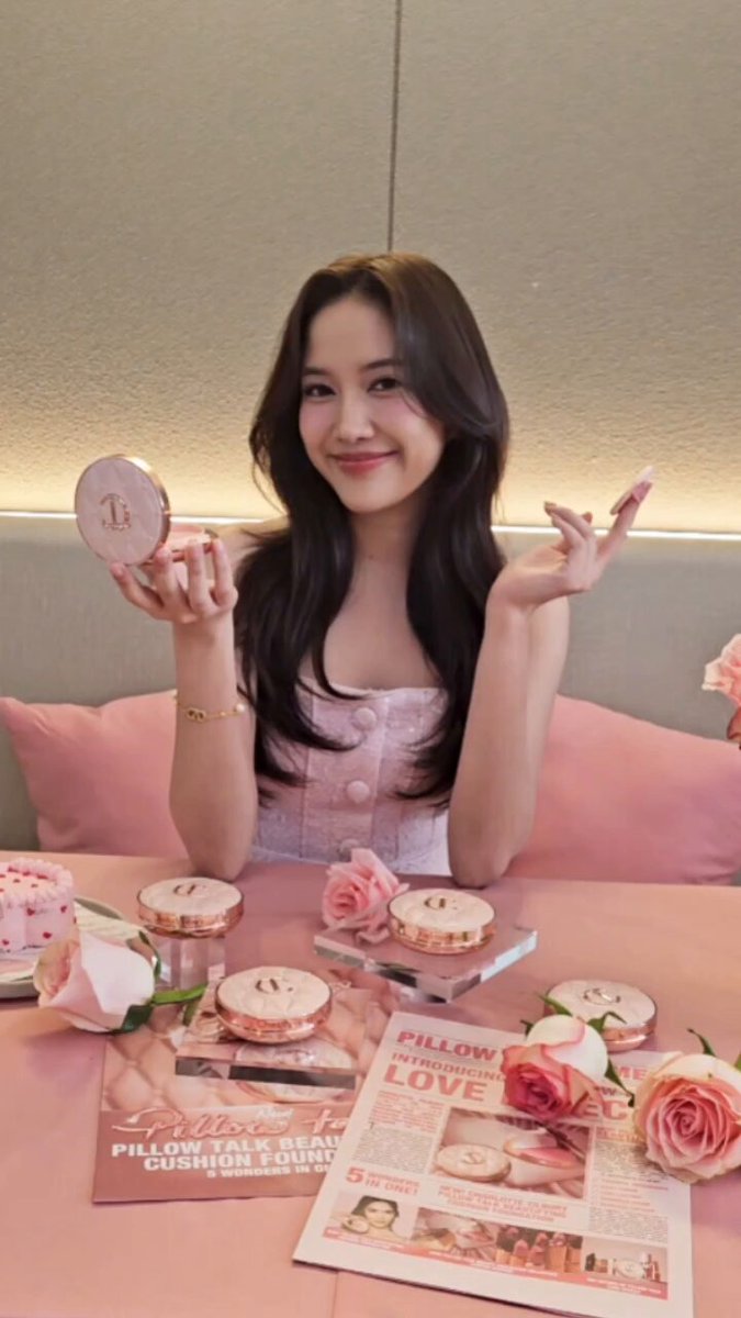 ฟรีน สโรชา Friend of Charlotte Tilbury คนแรกของประเทศไทย ร่วมงานเปิดตัวผลิตภัณฑ์ใหม่ “Pillow Talk Beautifying Cushion Foundation” ซึ่งออกแบบมาเพื่อตอบโจทย์ผิวของผู้หญิงเอเชียโดยเฉพาะ #CharlotteTilburyTH #CharlotteTilburyxFreen #srchafreen