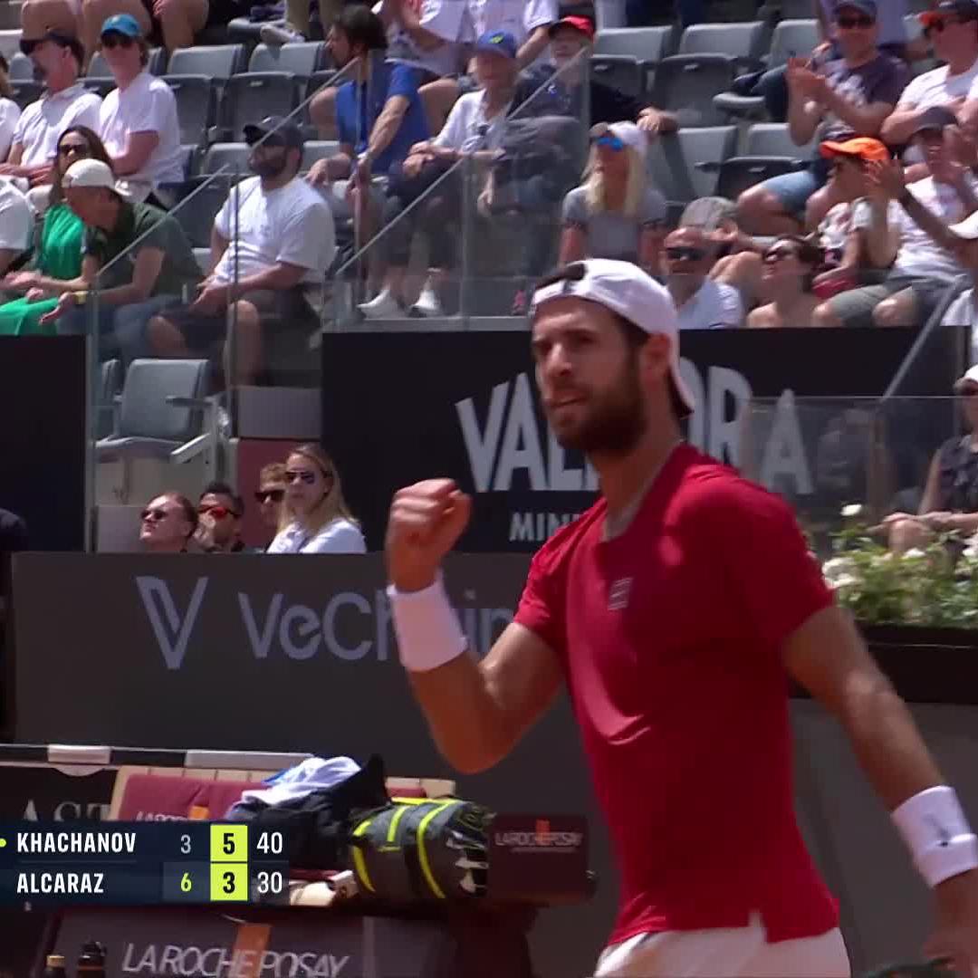A first for everything 😉 Karen Khachanov takes his first ever set vs Alcaraz, forcing a third set in Rome #IBI25