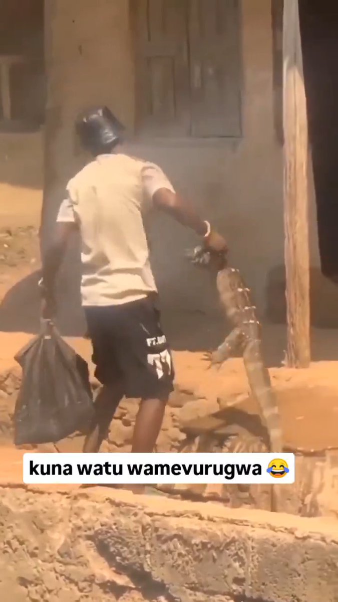It's lunch time in Tanzania. Huko Zanzibar wanakula hiyo, wanaiita kuku makucha