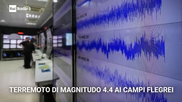 #Terremoto Ancora una forte scossa ai #CampiFlegrei, nettamente avvertita a #Napoli. Magnitudo 4.4. Evacuata l'università Federico II. Sospese le linee metropolitane locali e la circolazione ferroviaria. Gente in strada e tanta paura. Di Fausto Bertuccioli #GR1