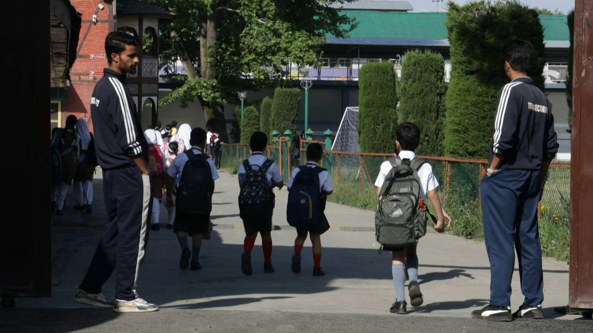 🇮🇳 VIDEO: Schools in Srinagar, in Indian-administered Kashmir, reopen as the ceasefire agreed between India and Pakistan holds. The truce ended four days of missile, drone and artillery attacks which killed dozens in India and Pakistan and was their worst conflict since 1999.