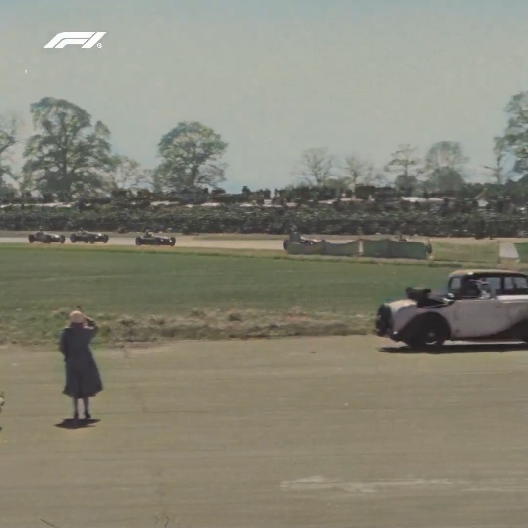 Juan Manuel Fangio takes the lead! 👏 In a close battle between the Alfa Romeos, the Argentine racer takes over from Luigi Fagioli and Nino Farina #F1 #BritishGP [Lap 16/70]