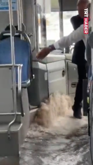 Diyarbakır’da sağanak nedeniyle yolda biriken su otobüsün içine doldu.