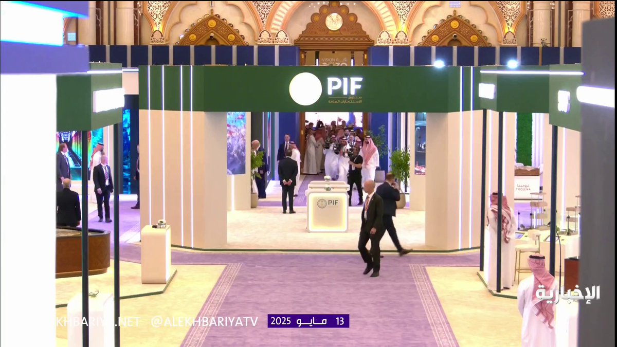 إنه فخرنا، هذا قائدنا .. شغوف ببلاده ومشاريعها ويعي كل تفصيل من تفاصيلها .. 🚨 سمو سيدي ولي العهد الأمير محمد بن سلمان والرئيس الأمريكي دونالد ترمب في جولة بالمعرض المصاحب لمنتدى الاستثمار السعودي الأميركي. #الرئيس_الأمريكي_في_المملكة #TrumpInKSA