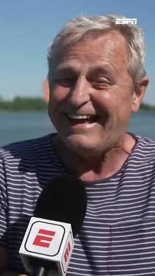 De afzwaaiende Peter Houtman kreeg van alle kanten steun, zelfs uit Amsterdam: "Hele nette berichtjes, ze vonden mij toch een aardige jongen ondanks dat ik Feyenoorder ben" 📲
