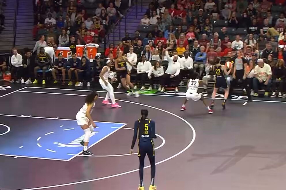 Steph’s nods after CC pass, coaches’ reactions after AB and-1. ✨