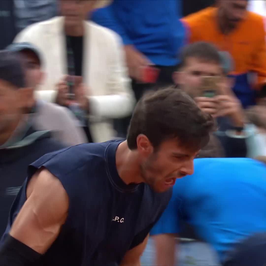 Three hours later 🤯 Lorenzo Musetti just needs one point following the rain delays as he defeats Medvedev 7-5 6-4 🇮🇹 #IBI25