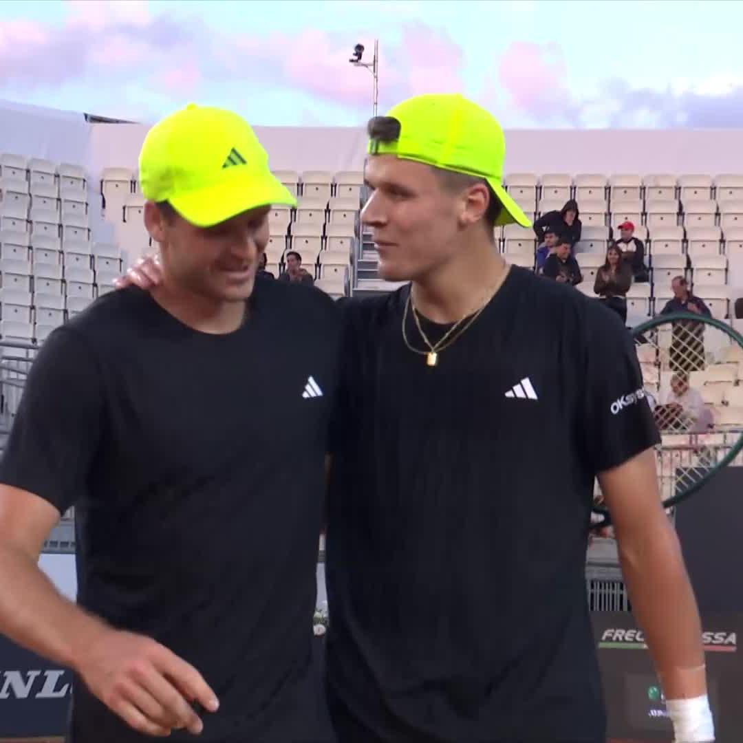 WHAT A WIN 🤯 Hubert Hurkacz reaches the Rome quarter-finals after a 7-6 4-6 7-6 win over Mensik 🫡 #IBI25