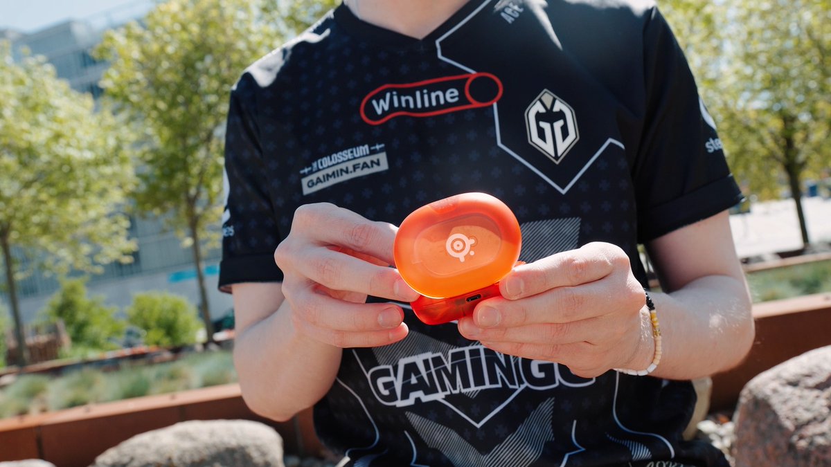 The SteelSeries Arctis Gamebuds just turned Glorange. The boys took them for a spin and they couldn't look better 🔥 Get yours at