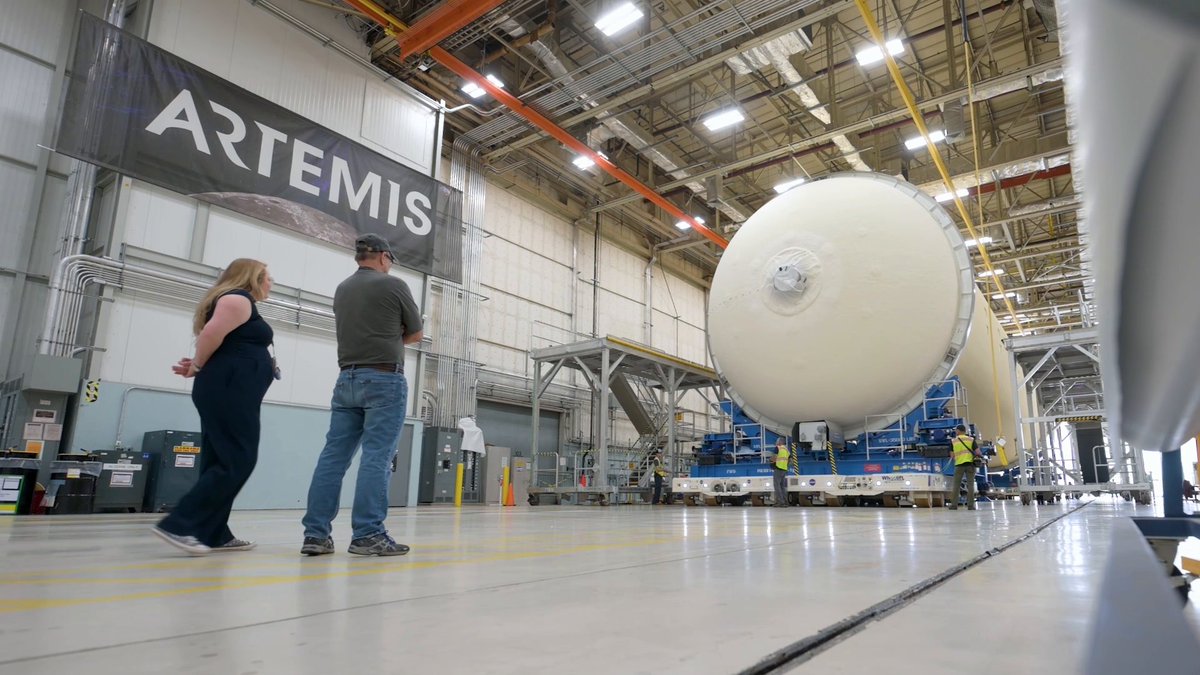 NASA completed another step to ready the SLS rocket for the NASA Artemis III mission. Teams at #NASAMichoud recently applied the thermal protection system to the core stage’s liquid hydrogen tank. With thermal protection in place, crews will now begin outfitting the tank with essential systems. Watch below as the 130-foot-tall tank was then moved into the factory’s final assembly area and read more here: