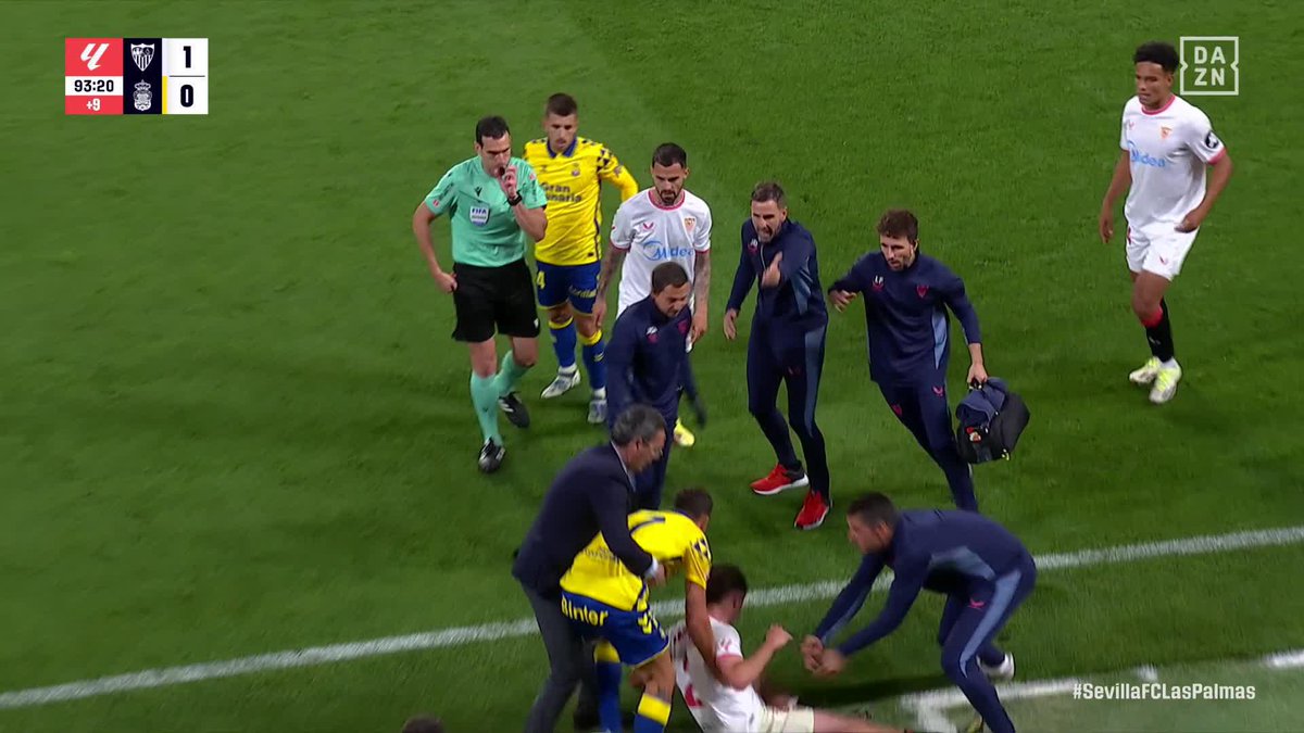 Así fue el momento en el que Jaime Mata sacó a Carmona del terreno de juego #LALIGAenDAZN ⚽️
