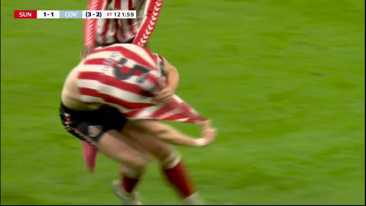 ¡MINUTO 122 DE ALARGUE!, la serie se está yendo a penales, córner para el Sunderland. Cabezazo, gol y A LA FINAL. El festejo con la gente de fondo es cine. 🍿🏴󠁧󠁢󠁥󠁮󠁧󠁿