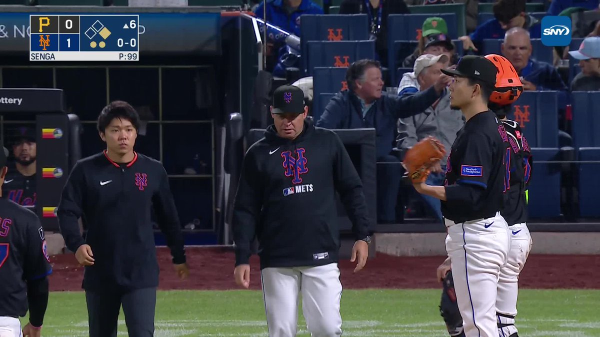 Carlos Mendoza leaves Kodai Senga in the game after a visit to the mound