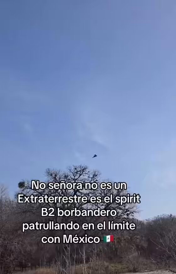 ¿QUÉ ES ESA COSA? Es lo que pregunta la señora en voz alta. Así es mis queridos defensores de Sheinbaum, esos que aseguran que la soberanía no se ha violado. Este un video, que fue grabado en la frontera con USA, un Spirit B-2. El avión más sigiloso, costoso, misterioso, letal y etc, de los USA 🇺🇸. Ahí lo tienen patrullando las fronteras o quizá los estados donde opera el barco en México.