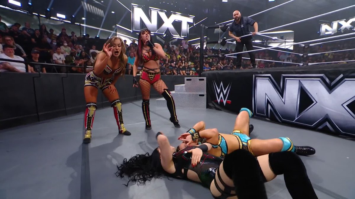 .Fallon Henley and Jacy Jayne are in full control right now 😲 #WWENXT