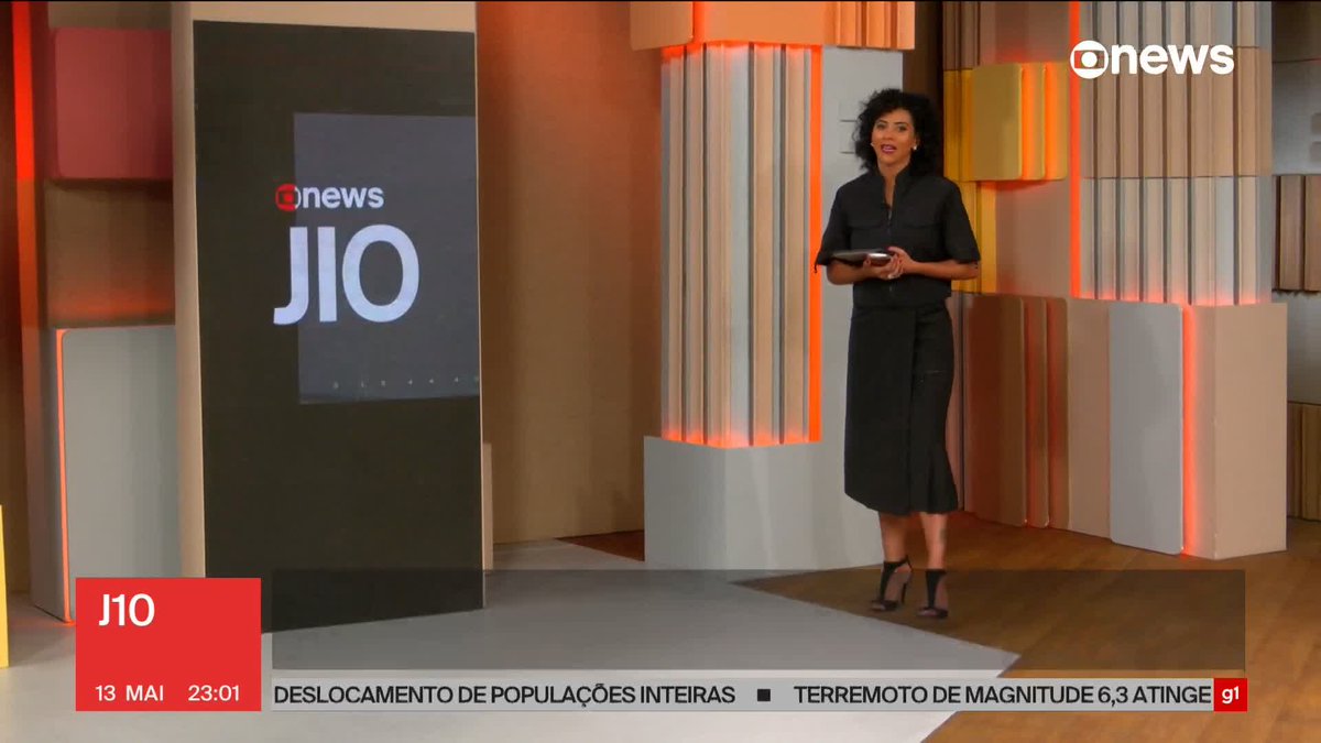 É #Fake que foto mostre Bolsonaro levando o “careca do INSS” em garupa de moto. Imagem foi criada por inteligência artificial. ➡️Assista ao #J10 na #GloboNews: