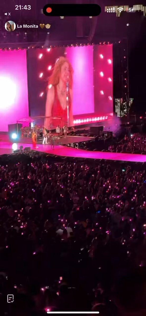 Underneath your clothes by Shakira, at Charlotte 🇺🇸