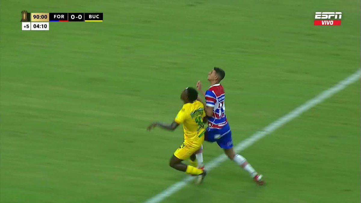 Para mí, no hay penal. El primer contacto es en el hombro, lo que lo convierte en legal. Mosquera del Bucaramanga trata de ganar de cuerpo pero acaba perdiendo ante un rival más espigado. El momento de máxima apertura del brazo se da cuando ya chocaron.
