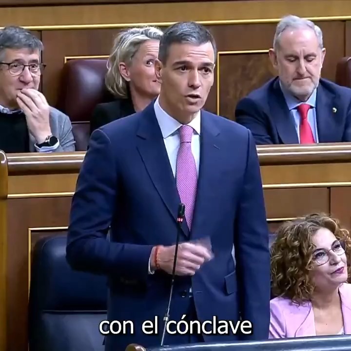Usted comparó el congreso del Partido Popular con el cónclave vaticano. Ándese con ojo, Sr. Feijóo, porque uno entra Papa y sale cardenal.