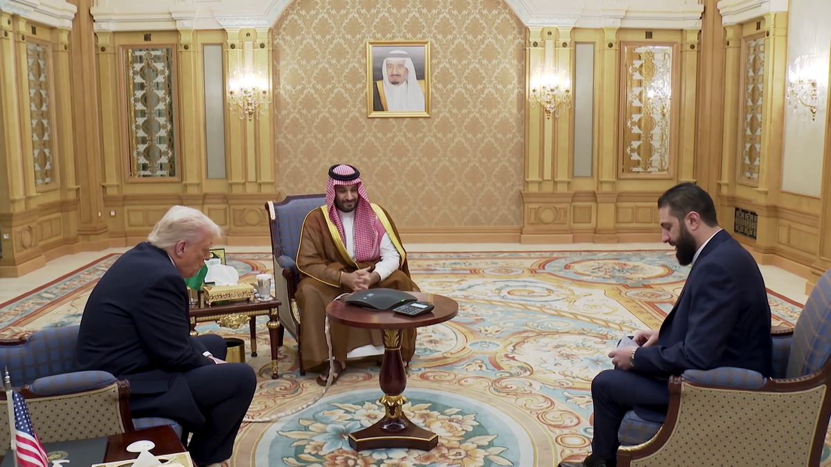عاجل: لأول مرة من العاصمة #الرياض.. الرئيس السوري يلتقي ترمب بطلب ولي العهد الأمير محمد بن سلمان. -