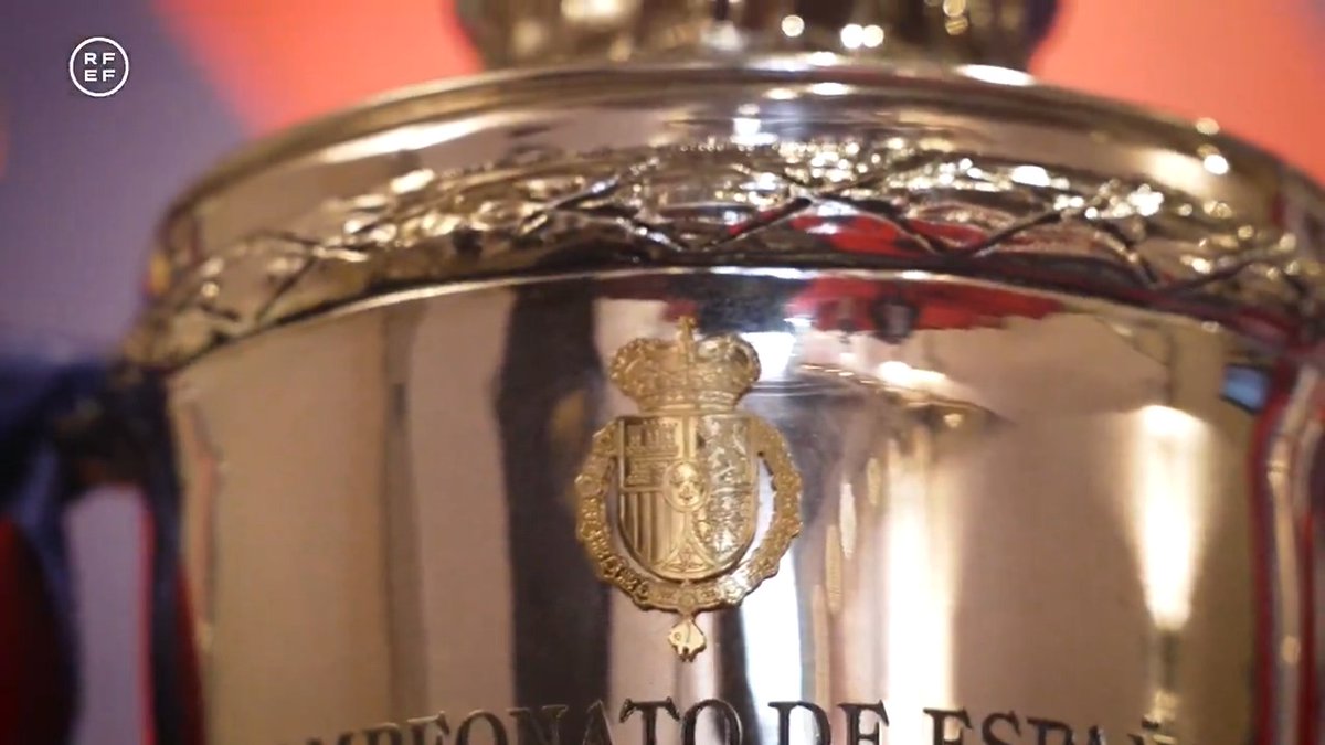 📹 🏆 El trofeo de la #CopaDeLaReina Iberdrola brilla en el colegio imperial de Santiago del Ayuntamiento de Huesca con los colores de los equipos finalistas. 🏟 El estadio de El Alcoraz albergará la gran final del 7 de junio, que tendrá a Vicky Losada y Amanda Sampedro como embajadoras.