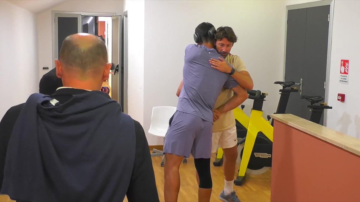 Pre-battle hugs 🤗 #IBI25 Carlos Alcaraz