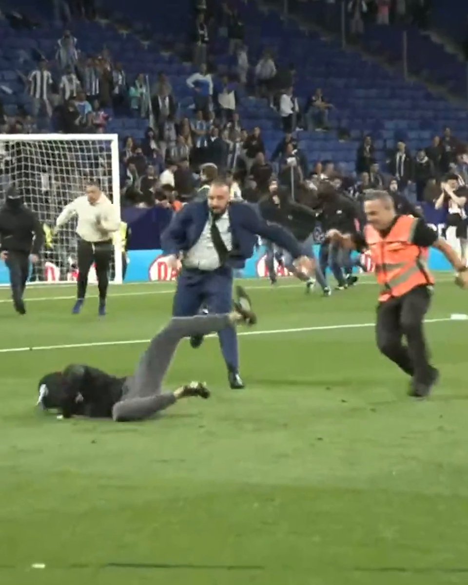 Two years ago today, Barcelona won LALIGA on the road against cross-city rival Espanyol. After celebrating around the centre circle, Espanyol ultras jumped on the pitch and chased Barcelona off the pitch. Barcelona can win the league on the same ground on Thursday 😳
