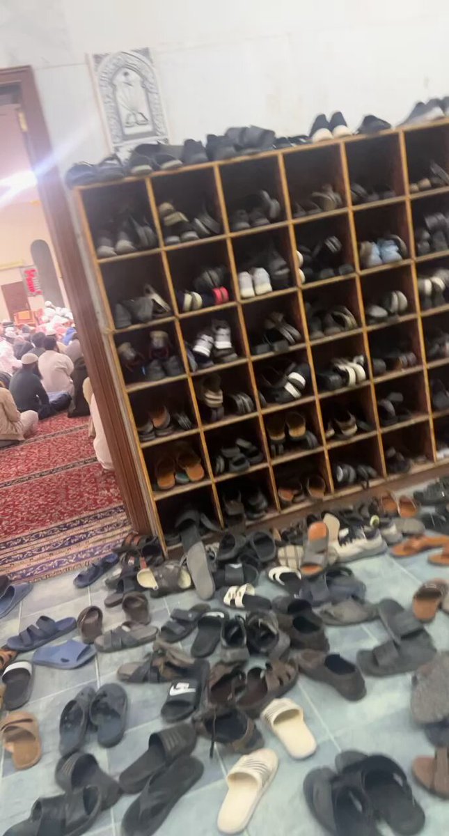 هذا مقطع صورته قبل سنتين لدرس الطحاوية لشيخنا صالح سندي. رؤية هذه الجموع في درس العقيدة يبعث السعادة في قلوب المؤمنين، وكان شيخنا ذلك اليوم قد تجاوز ساعة في شرحه لمباحث القدر وحلّ إشكالات عظيمة في هذا الباب حيث لم يجعل مجالا لشبهة قد ترد على الإنسان في هذا الموضوع. وهذا كله محض توفيق من الله، بارك الله في الشيخ والحاضرين بين يدي الشيخ والسامعين والقارئين.