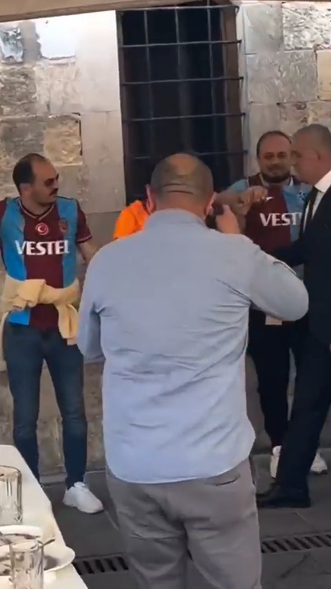 Galatasaray ve Trabzonspor taraftarları horon teperken; TFF Başkanı İbrahim Hacıosmanoğlu, taraftarların yanına kendisi gelerek horona dahil oldu.