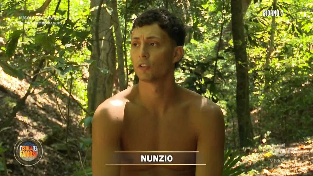 Nunzio e Angelo, utilizzando la tecnica dello sfregamento, sono riusciti ad accendere il fuoco 🔥 #Isola