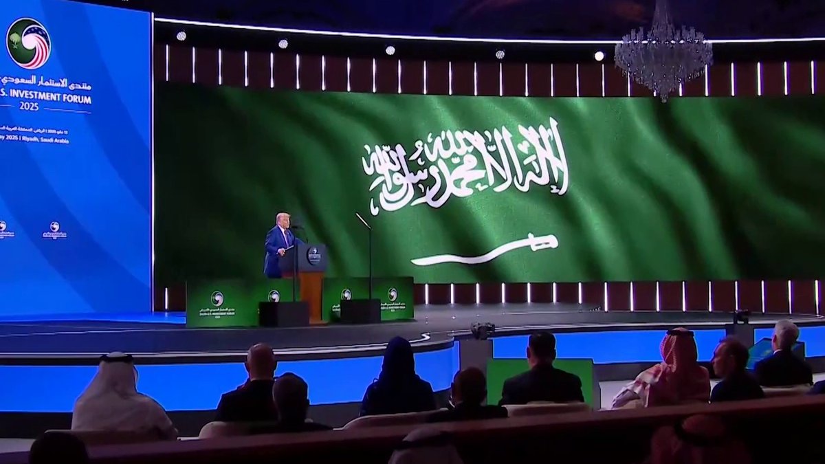 بعد يومين قضاها في العاصمة #الرياض.. شاهد .. لحظات توثق الزيارة التاريخية لـ #ترمب . 🇸🇦 🇺🇸