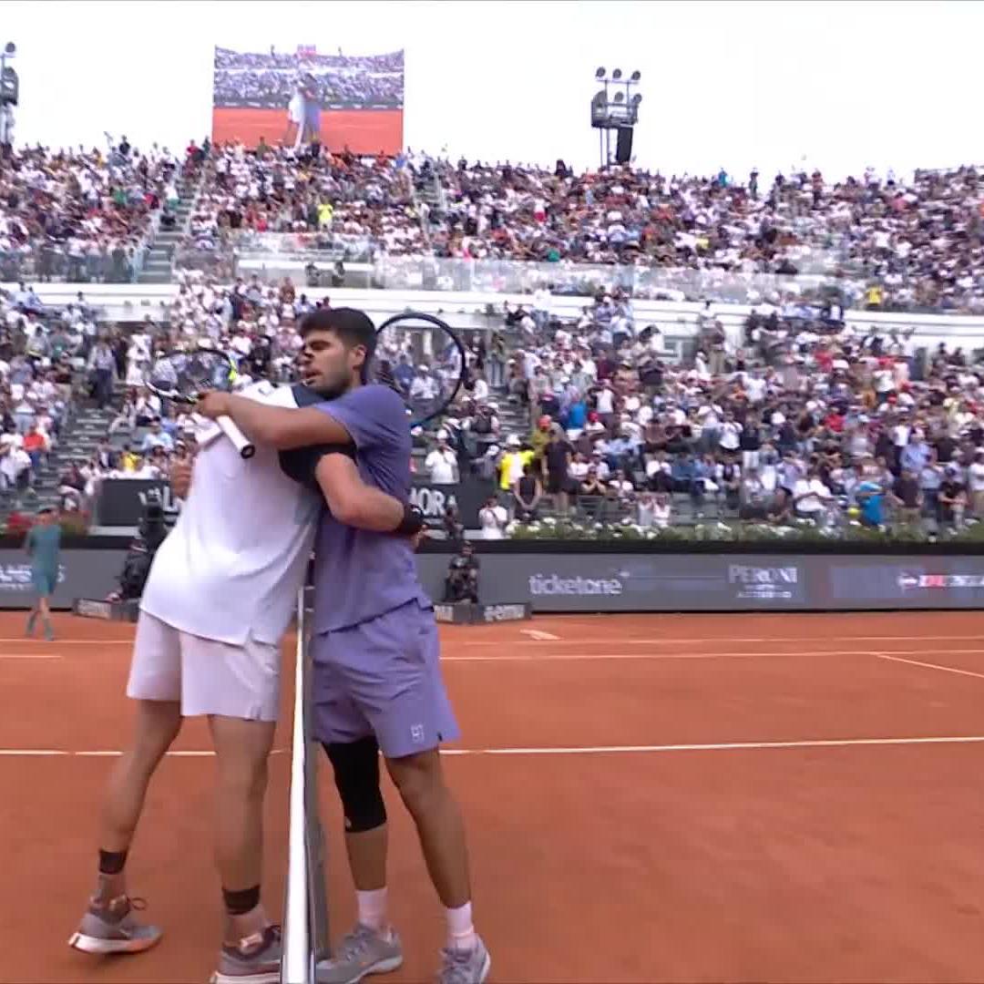 At home in Rome 🧡 Carlos Alcaraz defeats 5th seed Draper 6-4 6-4 to reach his first semi-final in Rome #IBI25